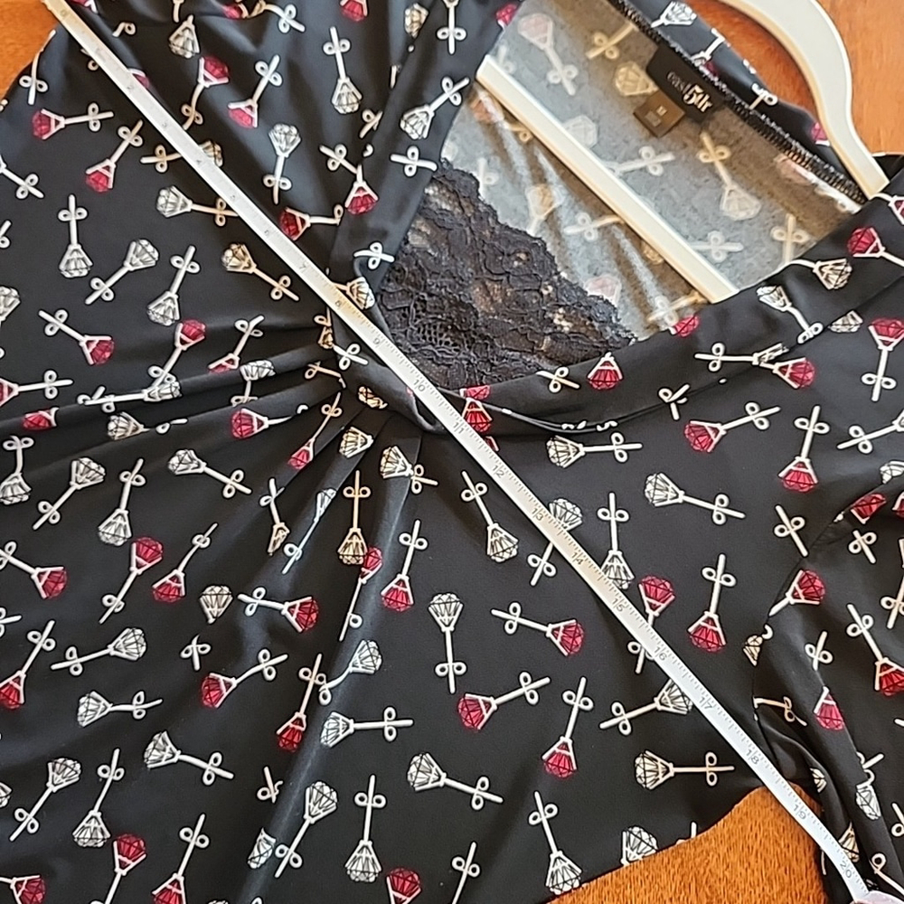 East 5th Women's Unique Black Long Sleeve Blouse Earring Print Size M - Picture 6 of 7